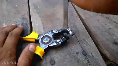 農村小伙改裝一把舊鉗子成品出來后又是一個好工具