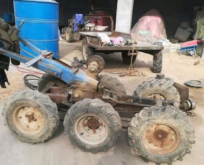 路邊偶遇農(nóng)民自己改造的6驅(qū)拖拉機(jī),看著很拉風(fēng),不知能不能拐彎